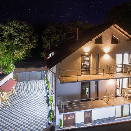 Hotel Pensiunea D & Ylan Novaci-Străini Esterno foto
