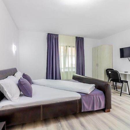 Hotel Pensiunea D & Ylan Novaci-Străini Esterno foto