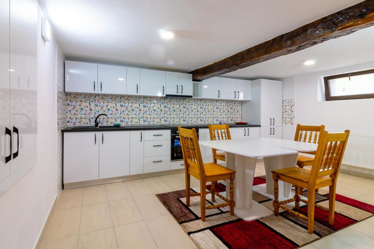 Hotel Pensiunea D & Ylan Novaci-Străini Esterno foto