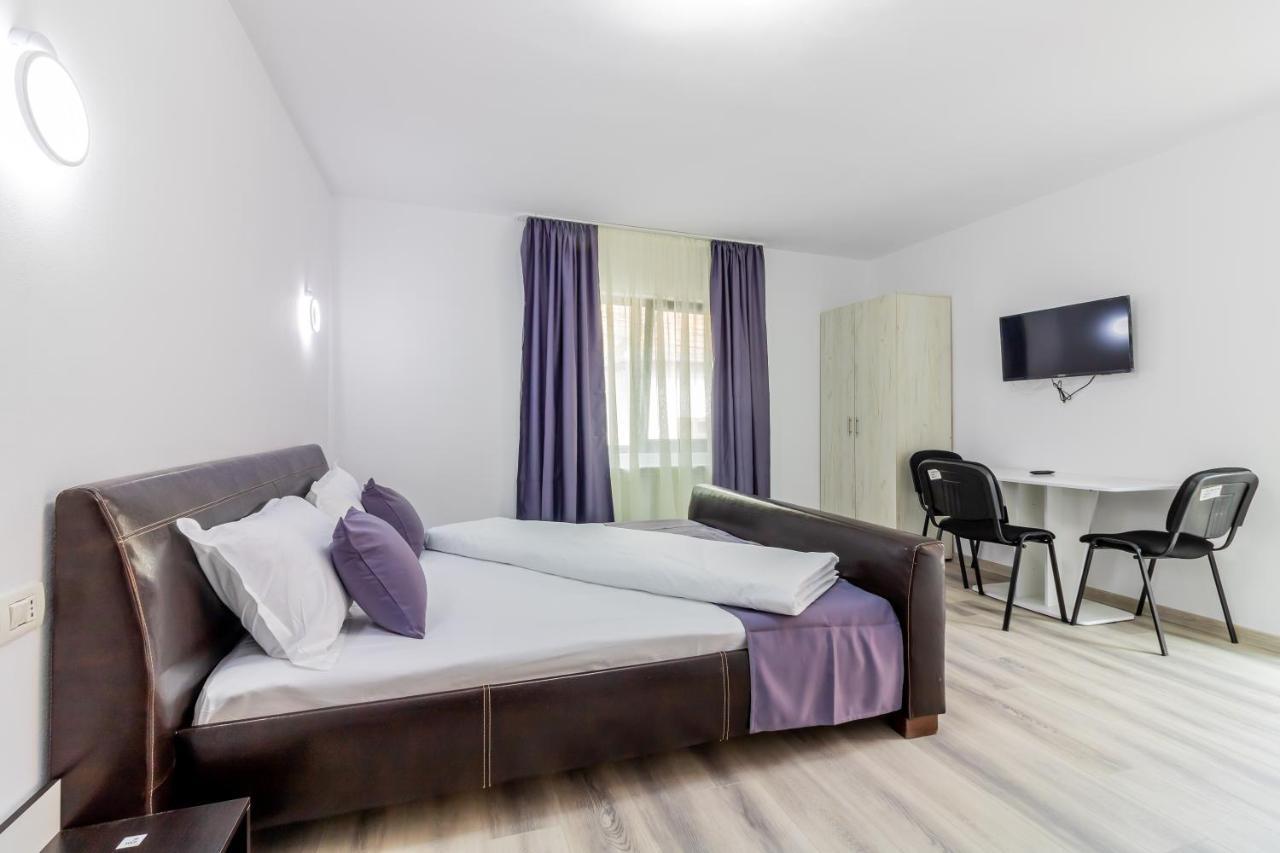 Hotel Pensiunea D & Ylan Novaci-Străini Esterno foto