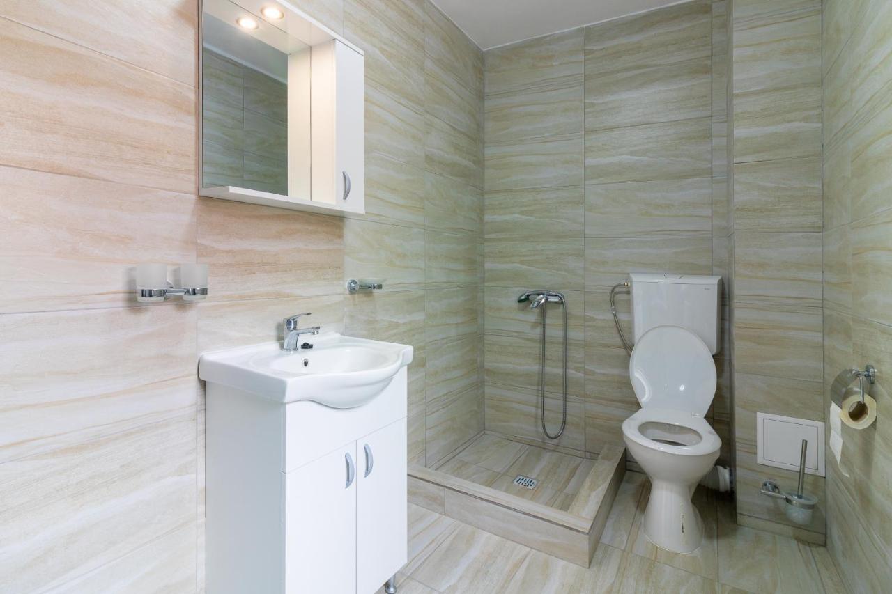 Hotel Pensiunea D & Ylan Novaci-Străini Esterno foto