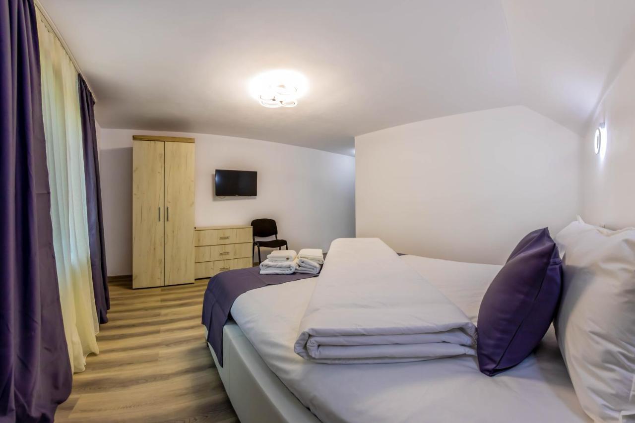 Hotel Pensiunea D & Ylan Novaci-Străini Esterno foto