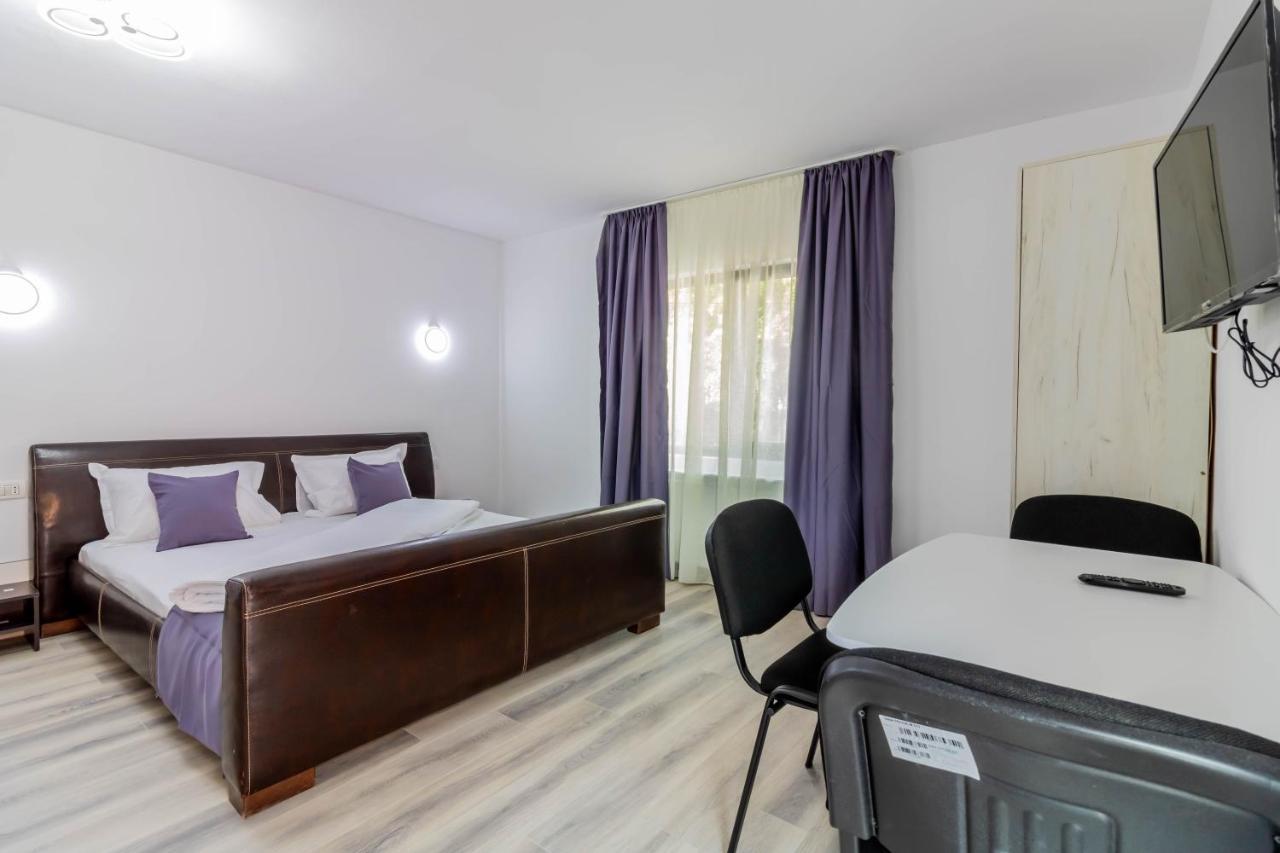 Hotel Pensiunea D & Ylan Novaci-Străini Esterno foto