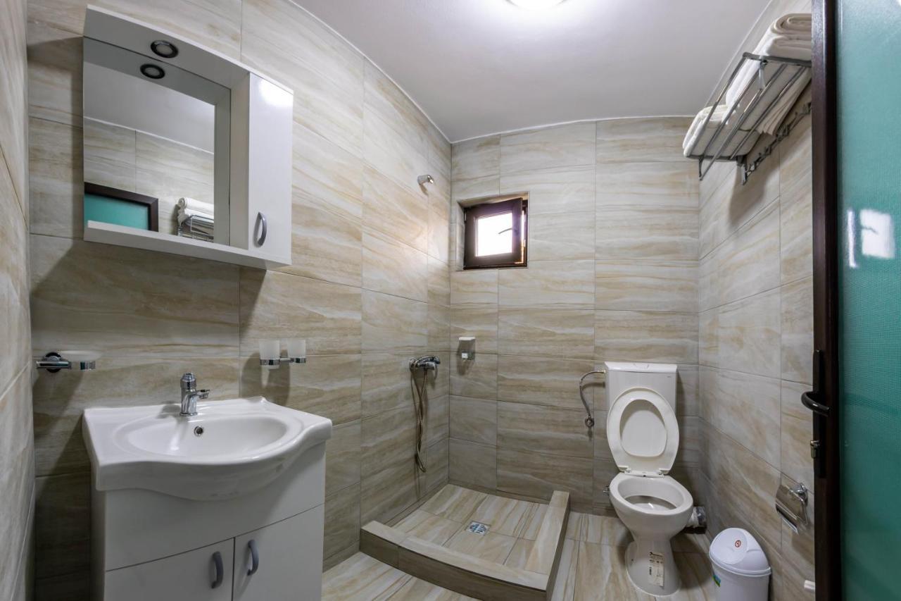 Hotel Pensiunea D & Ylan Novaci-Străini Esterno foto