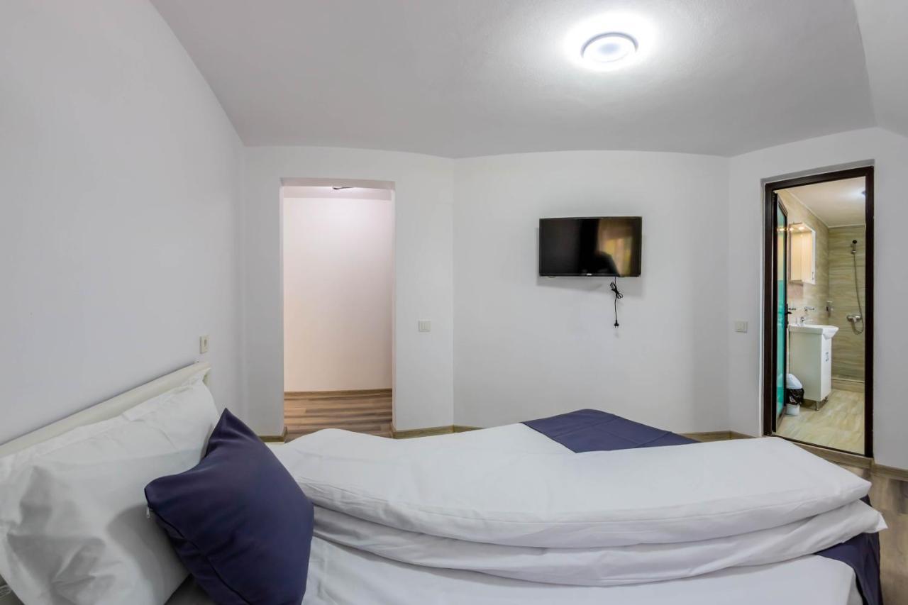 Hotel Pensiunea D & Ylan Novaci-Străini Esterno foto