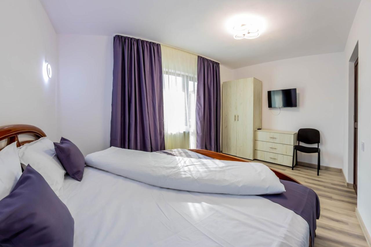 Hotel Pensiunea D & Ylan Novaci-Străini Esterno foto