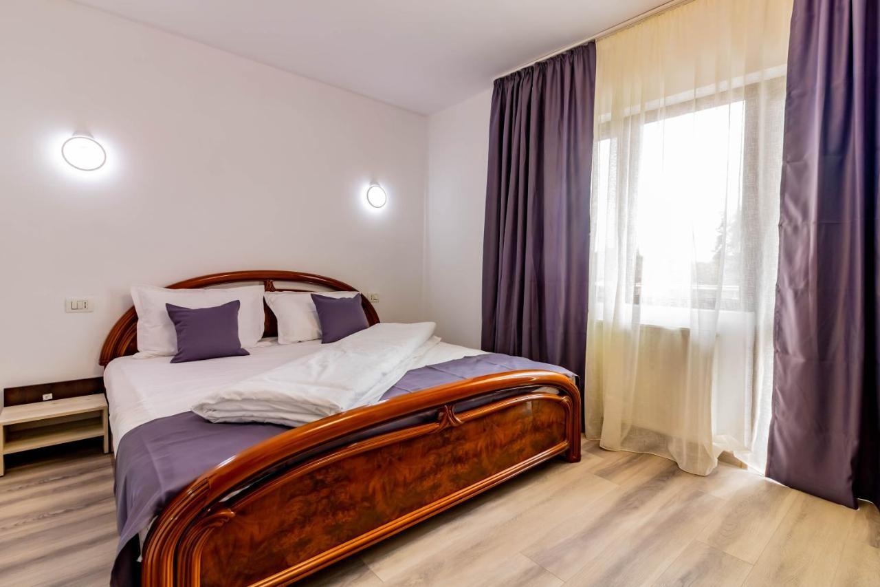 Hotel Pensiunea D & Ylan Novaci-Străini Esterno foto