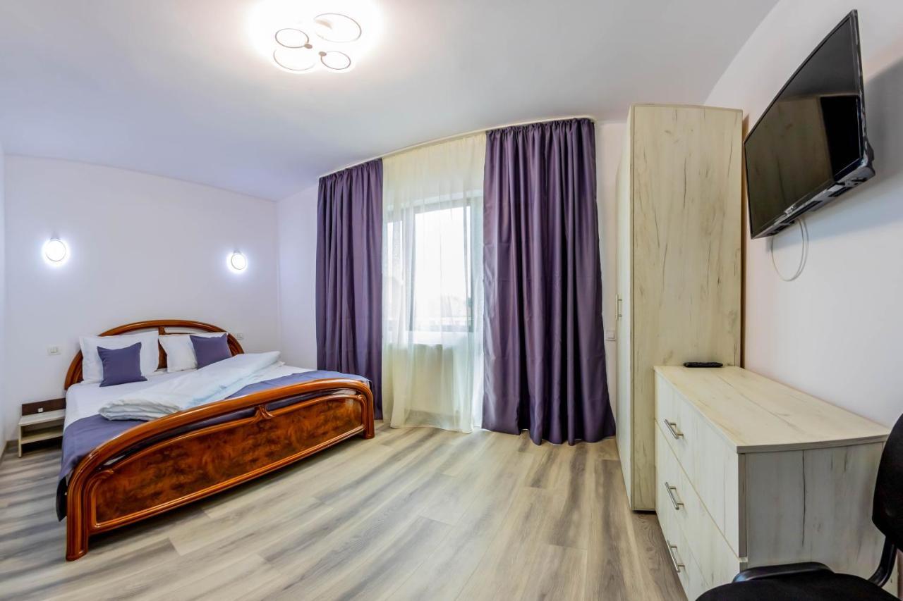 Hotel Pensiunea D & Ylan Novaci-Străini Esterno foto