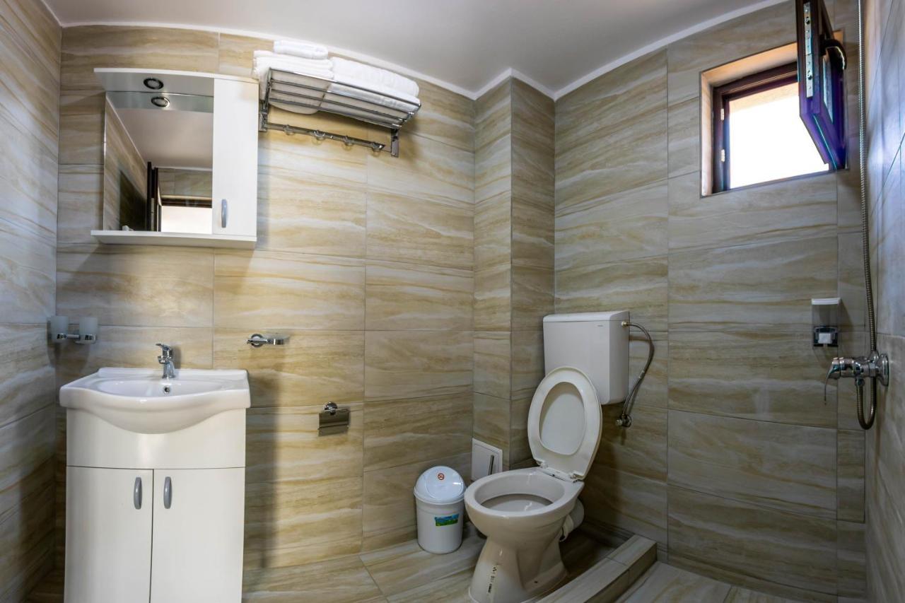 Hotel Pensiunea D & Ylan Novaci-Străini Esterno foto
