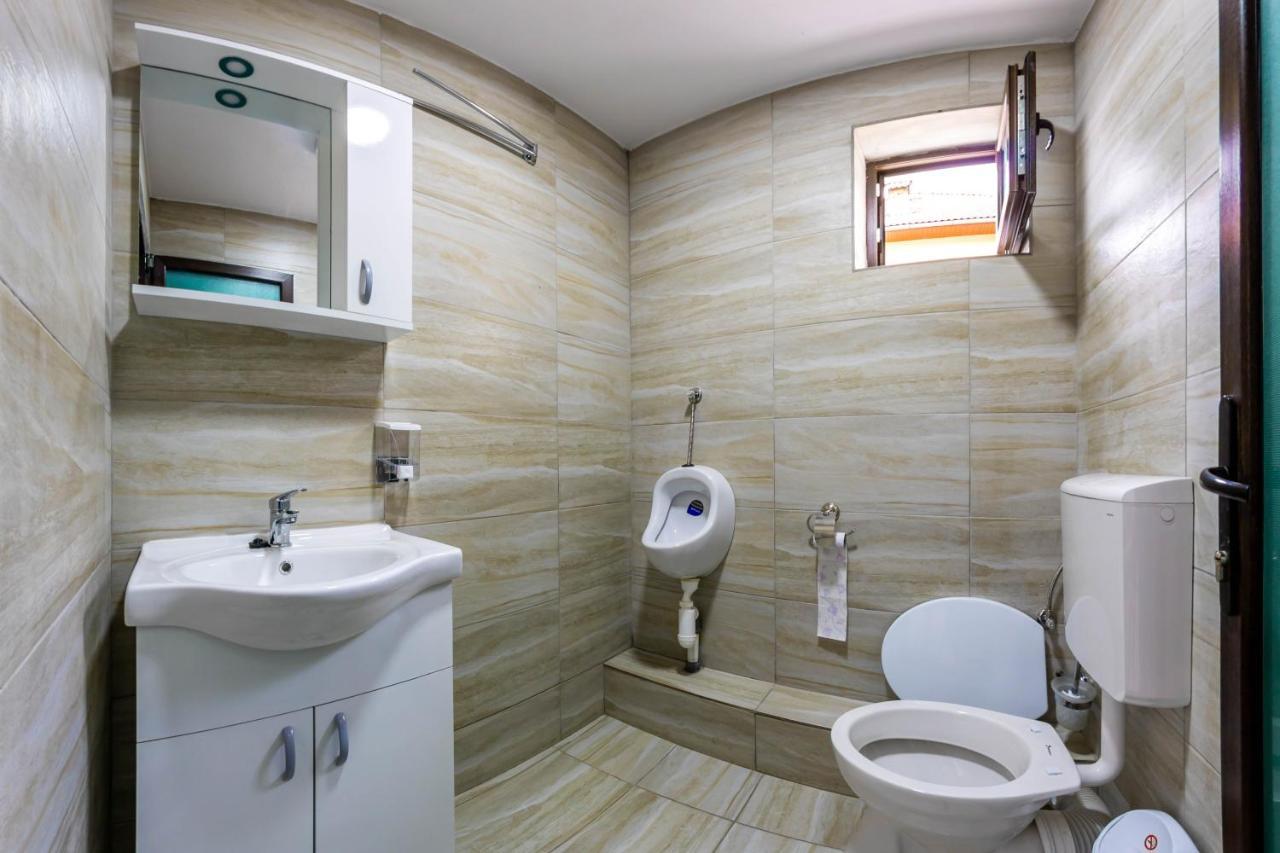 Hotel Pensiunea D & Ylan Novaci-Străini Esterno foto