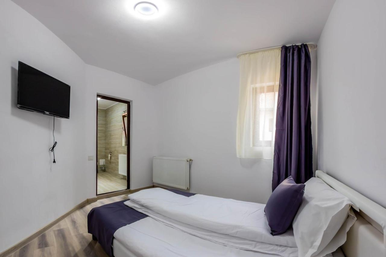 Hotel Pensiunea D & Ylan Novaci-Străini Esterno foto