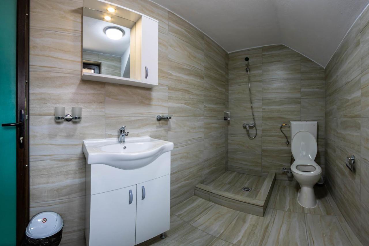 Hotel Pensiunea D & Ylan Novaci-Străini Esterno foto